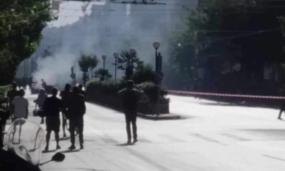 Ομάδα ατόμων έβαλε φωτιά σε κάδους έξω από το Οικονομικό Πανεπιστήμιο - Άνοιξε η Πατησίων